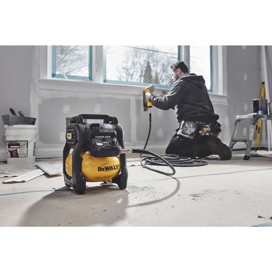 DEWALT DCC2520T1, 20V MAX* 2-1/2 GAL. BRUSHLESS CORDLESS AIR COMPRESSOR KIT - Image 5