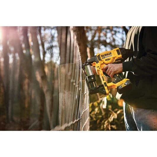 DEWALT DCFS950B, 20V MAX XR, 9 GAUGE FENCING STAPLER (Tool Only) - Image 4