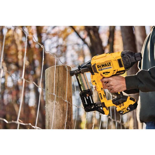 DEWALT DCFS950P2, 20V MAX Cordless Fencing Stapler Kit - Image 3