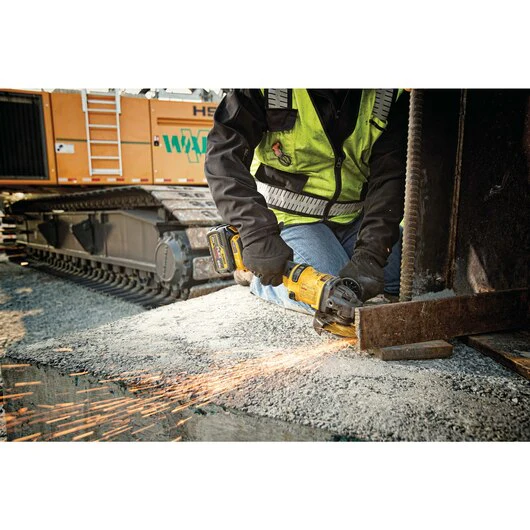 DEWALT DCG414T1, 60V MAX FLEXVOLT 4-1/2'' - 6'' Grinder w/Kickback Brake Kit (1 Battery) - Image 7