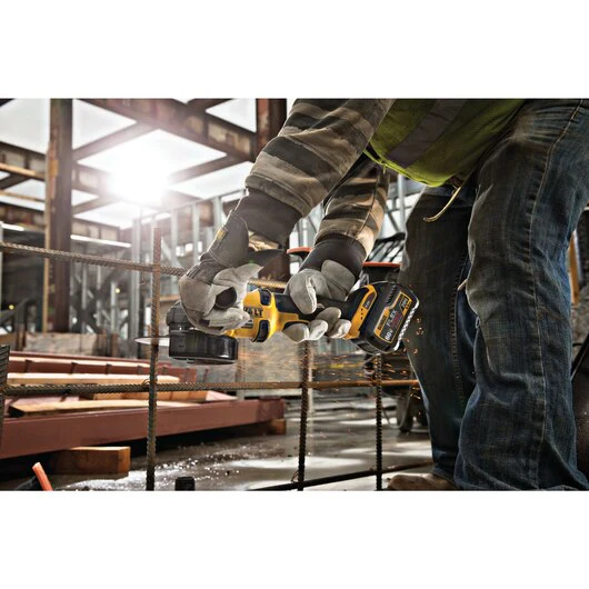 DEWALT DCG414T2, 60V MAX FLEXVOLT 4-1/2'' - 6'' Grinder w/Kickback Brake Kit (2 Batteries) - Image 3