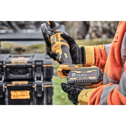 DEWALT DCG418X1, 60V MAX FLEXVOLT 4-1/2'' - 6'' Small Angle Grinder Kit (No Lock On)(9.0AH) - Image 6