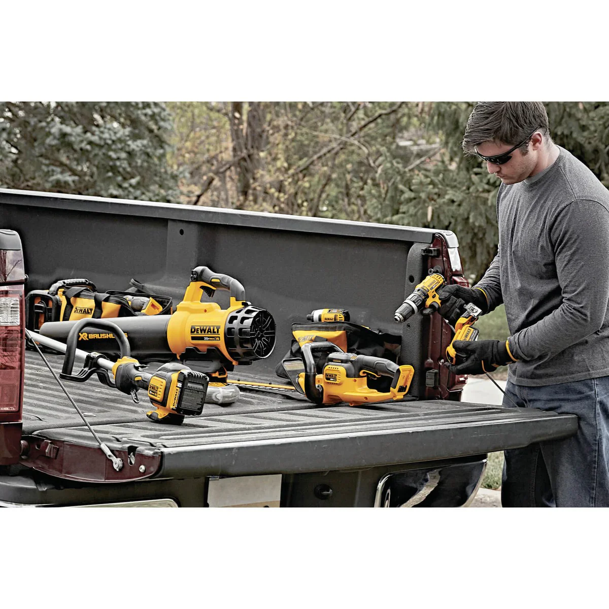 DEWALT DCHT820P1, 20V MAX Li-Ion 22'' Hedge Trimmer (5.0Ah) - Image 3