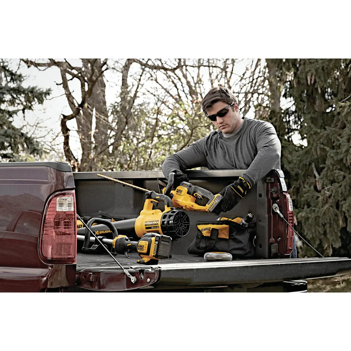 DEWALT DCHT820P1, 20V MAX Li-Ion 22'' Hedge Trimmer (5.0Ah) - Image 4