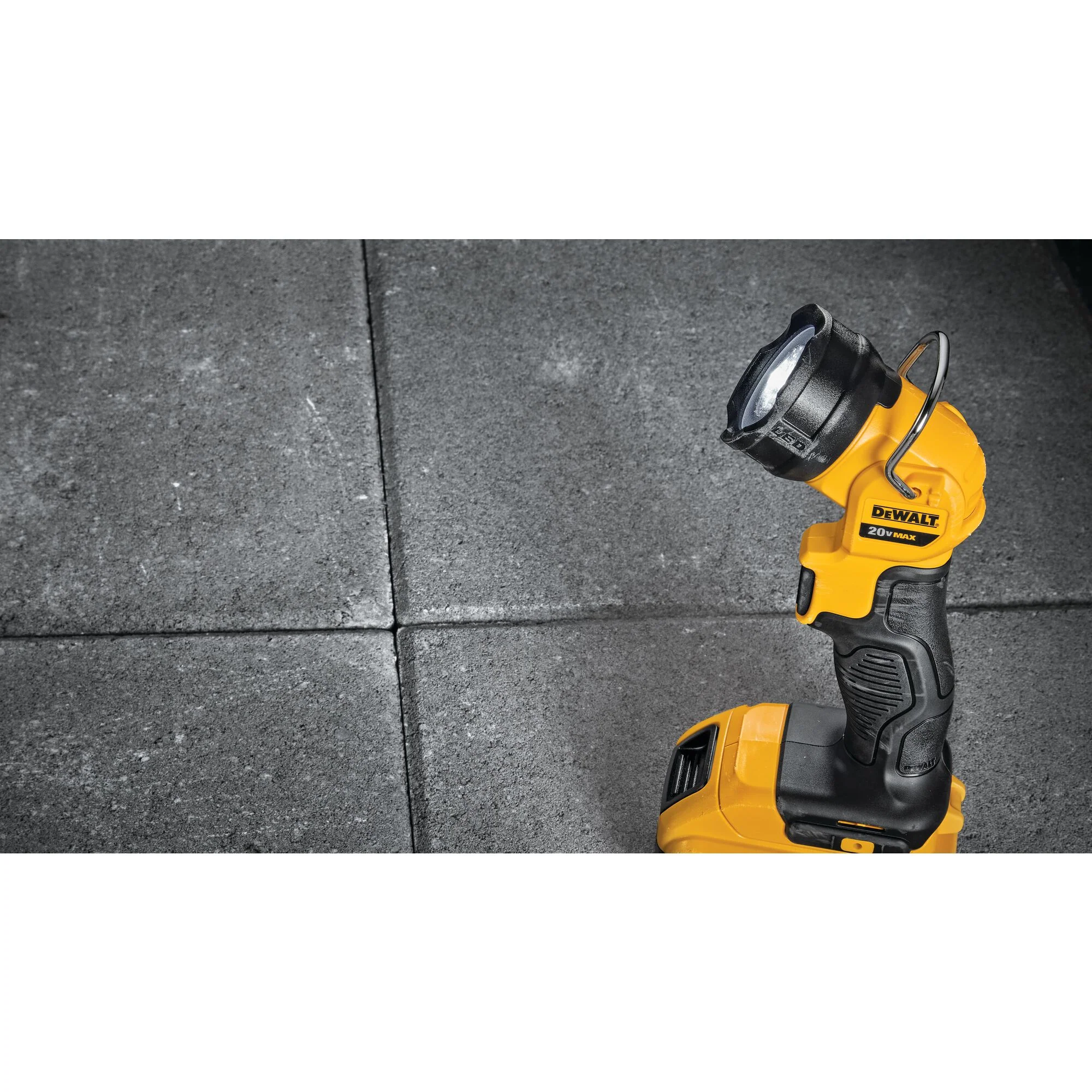 DEWALT DCL040, 20V MAX LED FLASHLIGHT - Image 2