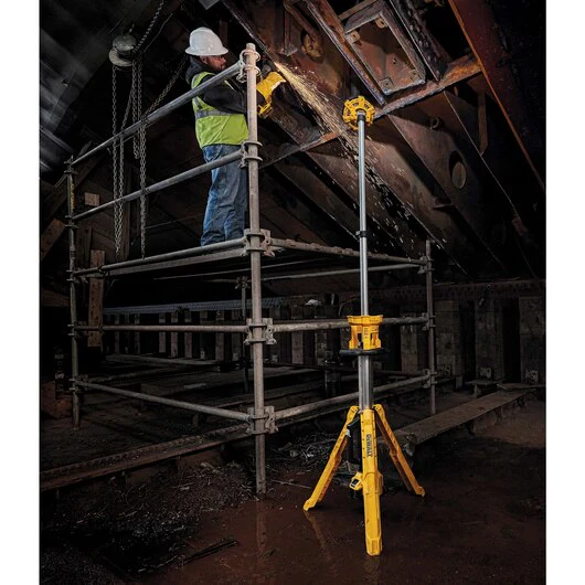 DEWALT DCL079R1, 20V MAX Cordless Tripod Light (Kit) - Image 3