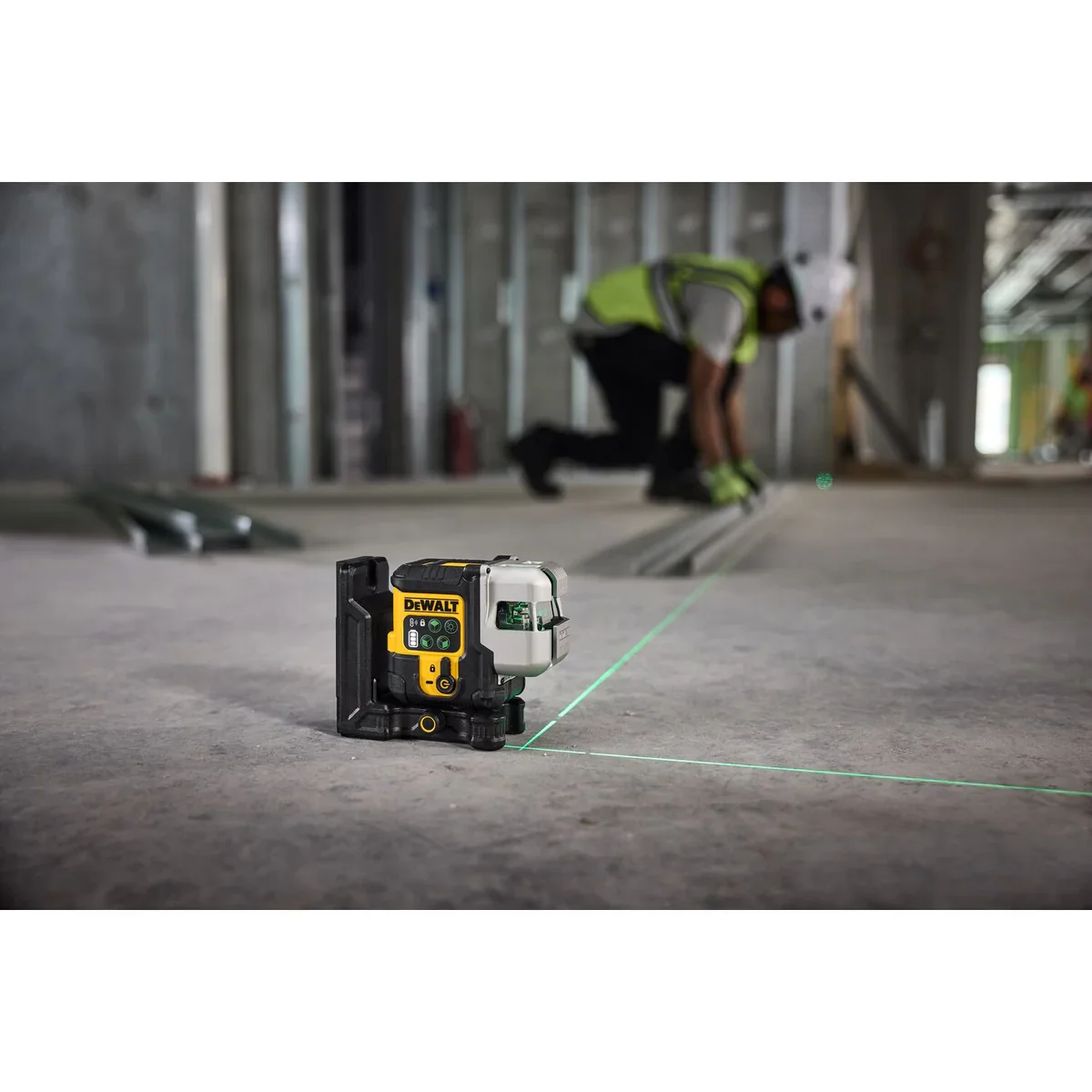 DEWALT DCLE14301GB, USB Rechargeable Green 3X180° Line Laser Base Kit - Image 2