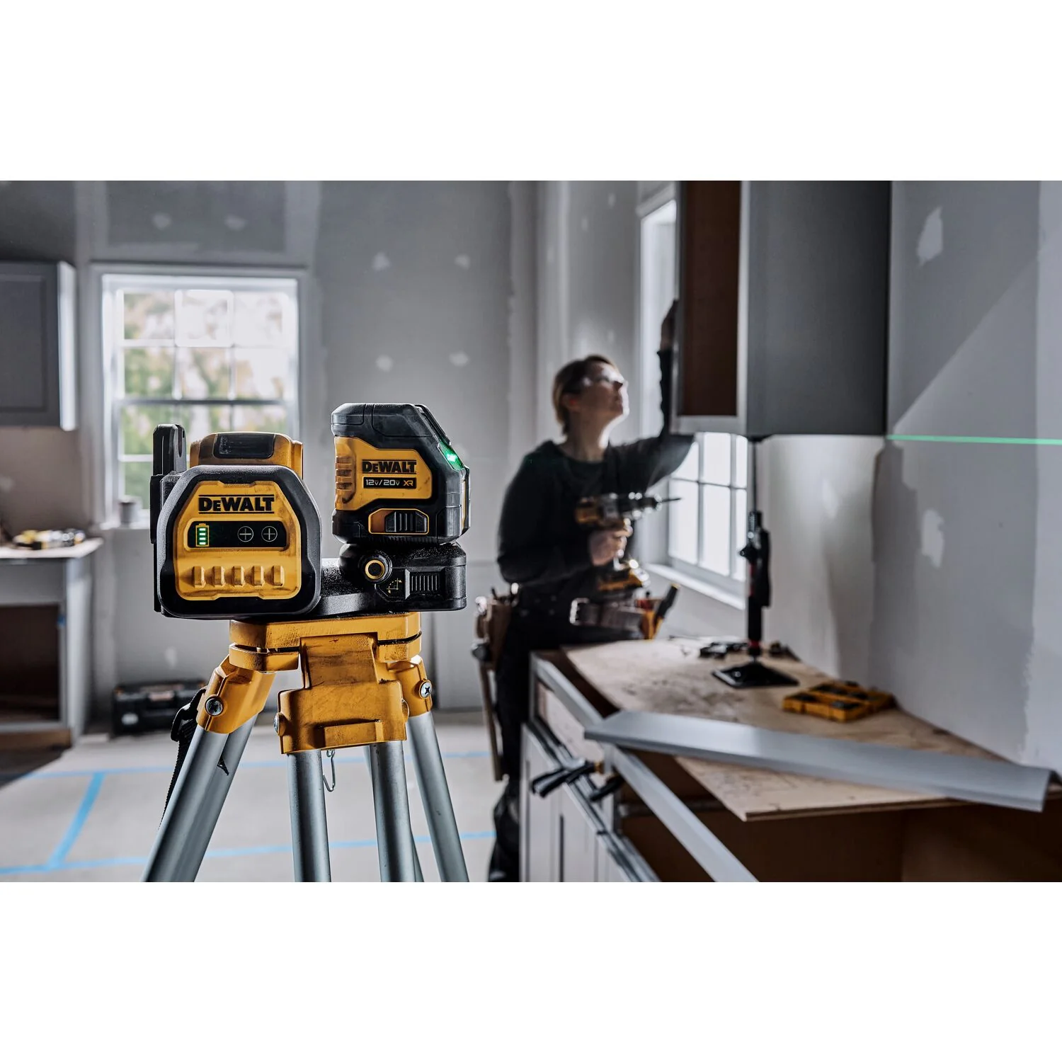 DEWALT DCLE34020GB, 20V MAX Cross Line Green Laser (Tool Only) - Image 2