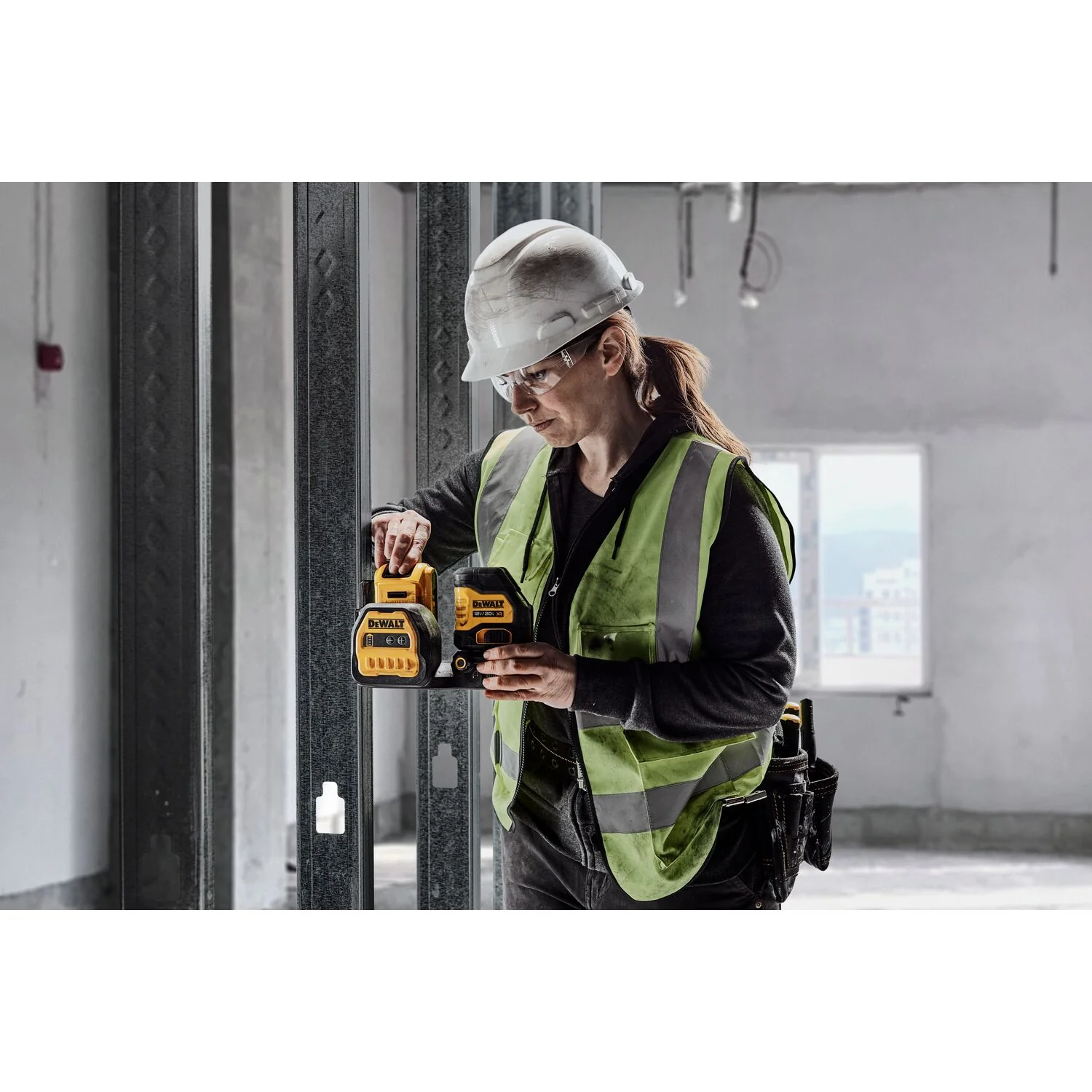 DEWALT DCLE34020GB, 20V MAX Cross Line Green Laser (Tool Only) - Image 3
