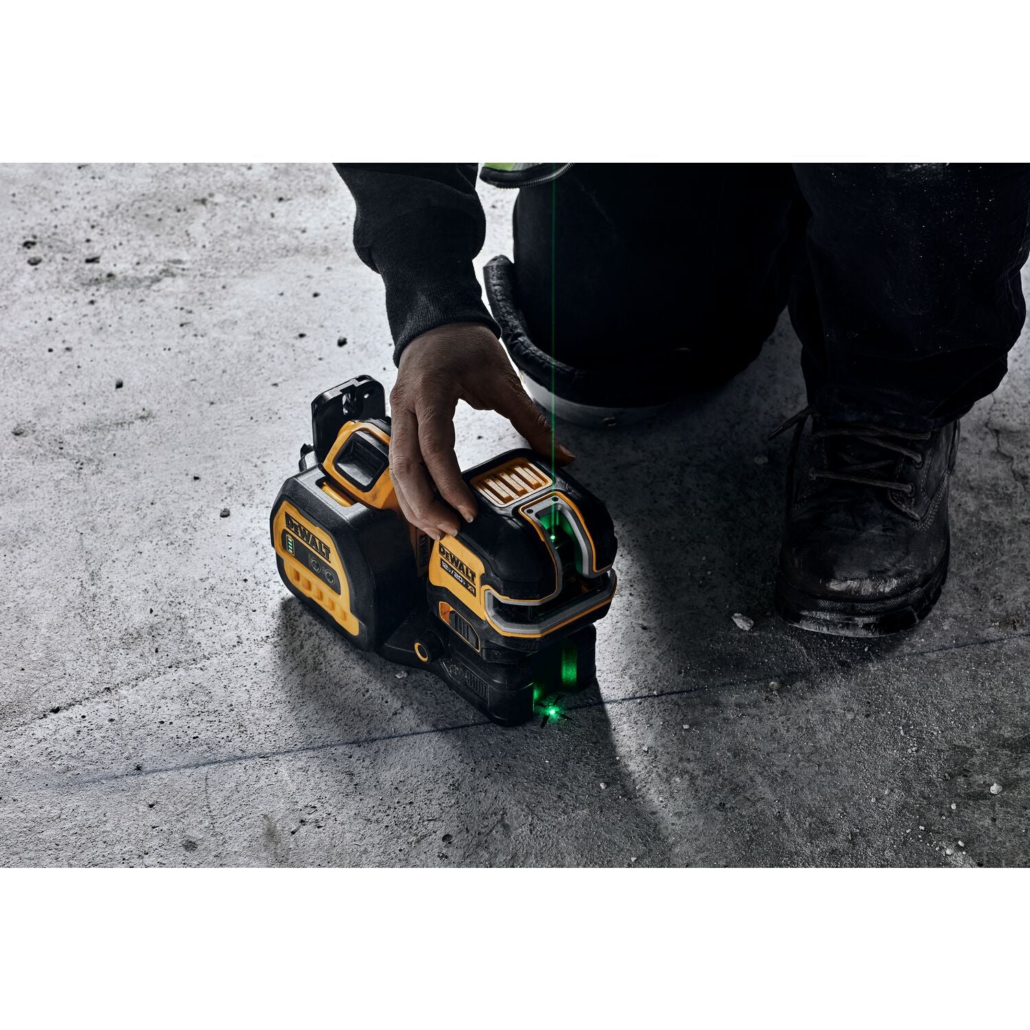 DEWALT DCLE34220GB, 20V MAX GREEN CROSS LINE 2 SPOT COMBO BAR - Image 4
