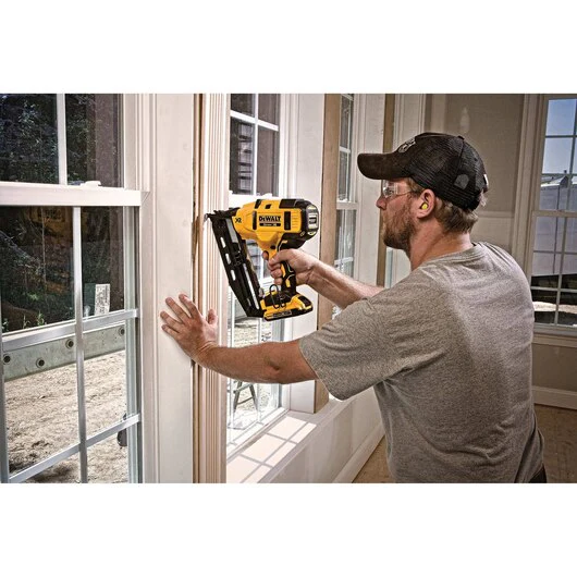 DEWALT DCN660D1, 20V MAX 16 Ga Angled Cordless Finish Nailer Kit - Image 2
