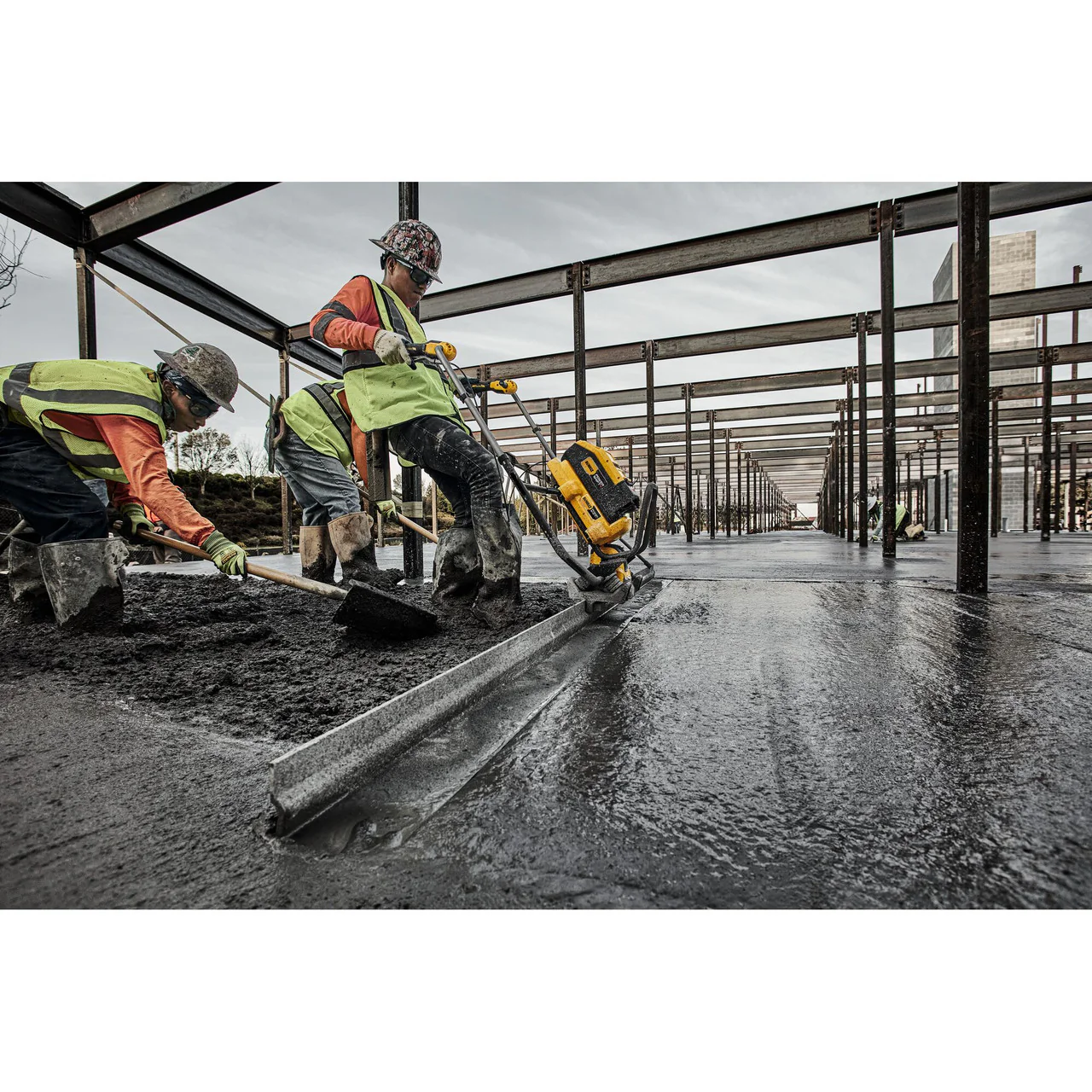 DEWALT DCPS330AG2, 60V Brushless Vibrating Screed - Image 5
