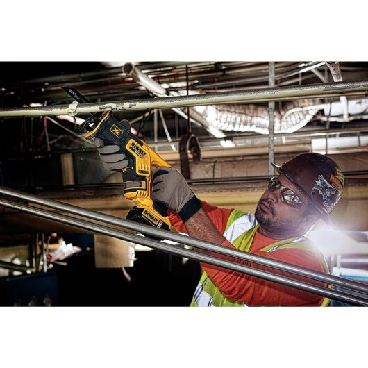 DEWALT DCS367P1, 20V MAX XR Brushless Compact Reciprocating Saw Kit (5.0 Ah) - Image 4