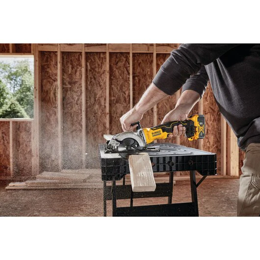 DEWALT DCS571P1, ATOMIC 20V MAX Brushless 4-1/2'' Circular Saw Kit - Image 3
