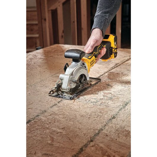 DEWALT DCS571P1, ATOMIC 20V MAX Brushless 4-1/2'' Circular Saw Kit - Image 4