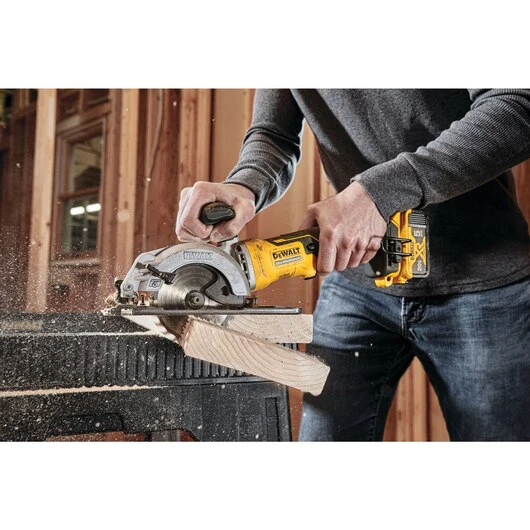 DEWALT DCS571P1, ATOMIC 20V MAX Brushless 4-1/2'' Circular Saw Kit - Image 5