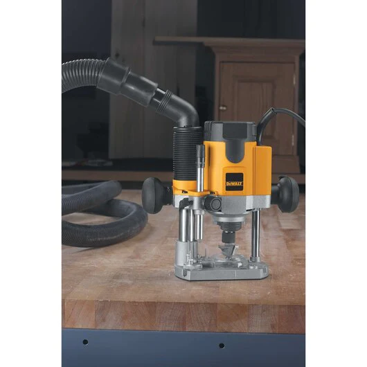 DEWALT DW621, 2 HP (maximum motor HP) EVS Plunge Router - Image 3