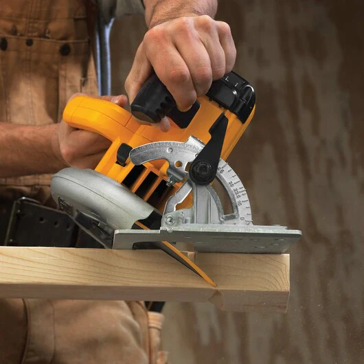 DEWALT DWE575, 7 1/4'' Lightweight Circular saw - Image 4