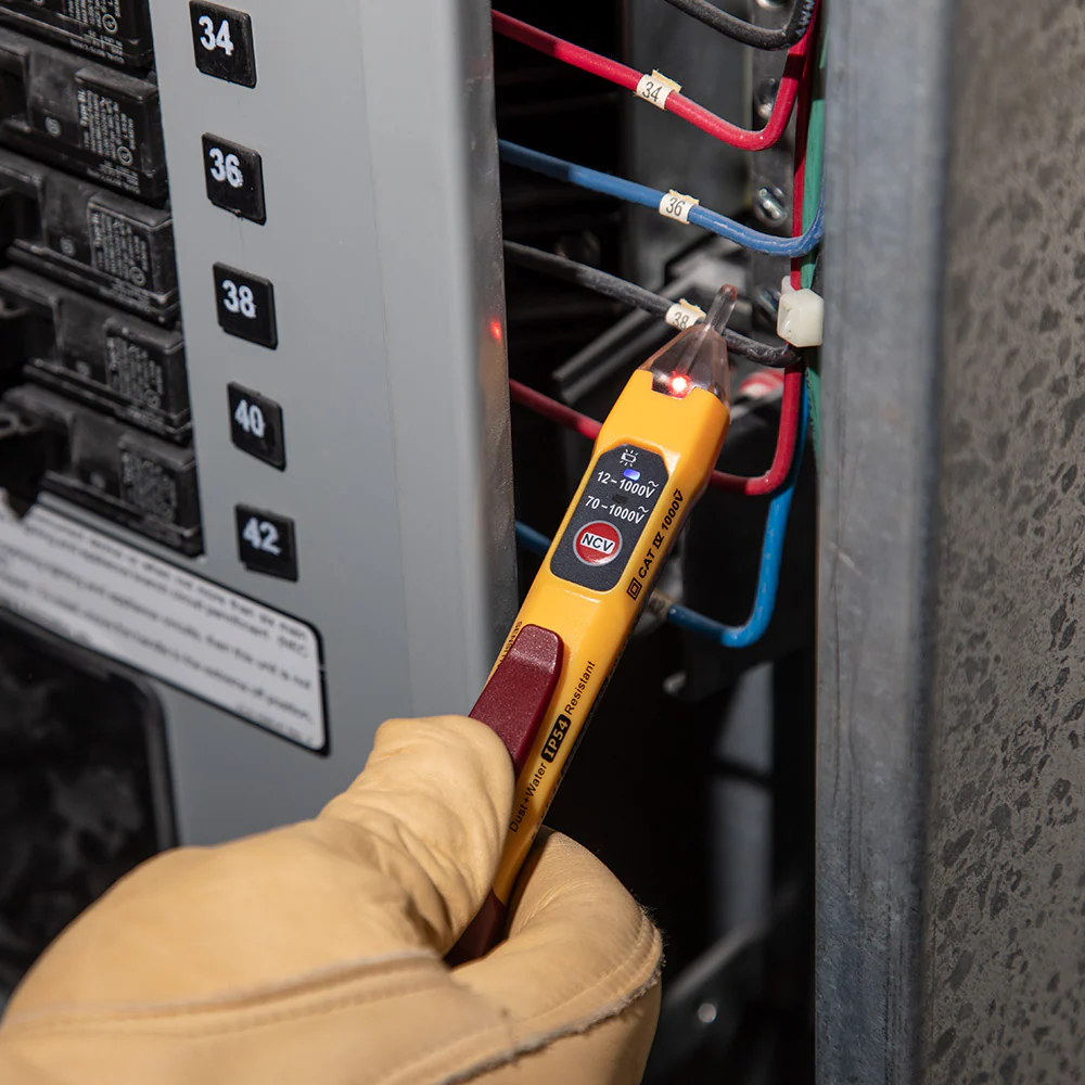 Klein Tools NCVT2PKIT, Dual Range NCVT with Receptacle Tester Electrical Test Kit - Image 4