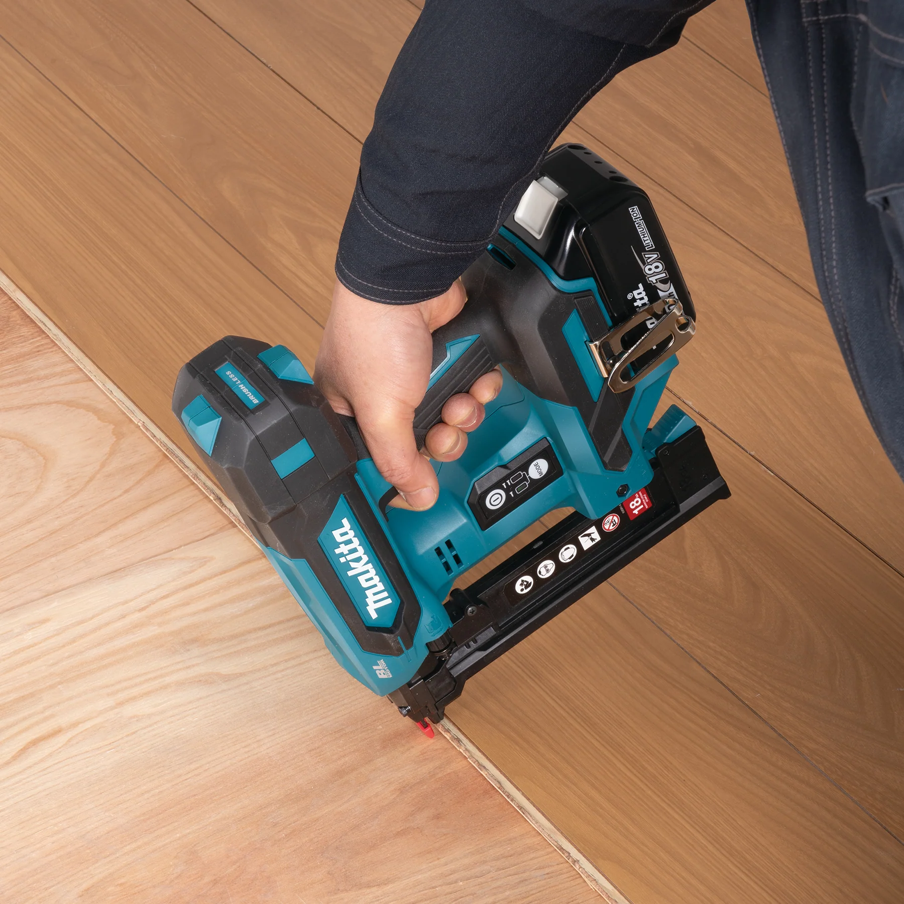 Makita DST630Z, 18V LXT Brushless 1-1/2" 18 ga Narrow Crown Stapler (Tool Only) - Image 2