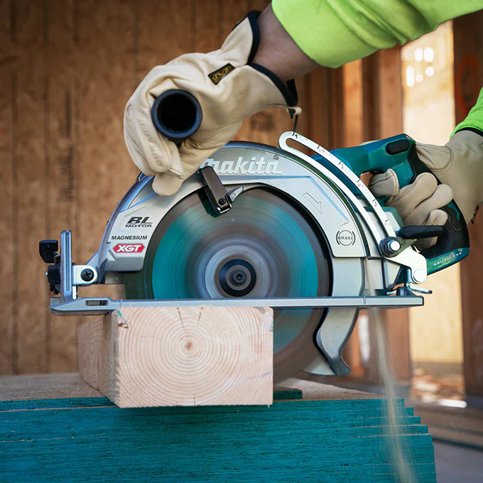 Makita RS002GM101, XGT 40V (4.0 Ah) MAX Li-Ion Brushless 10-1/4" Rear-Handle Circular Saw Kit - Image 3