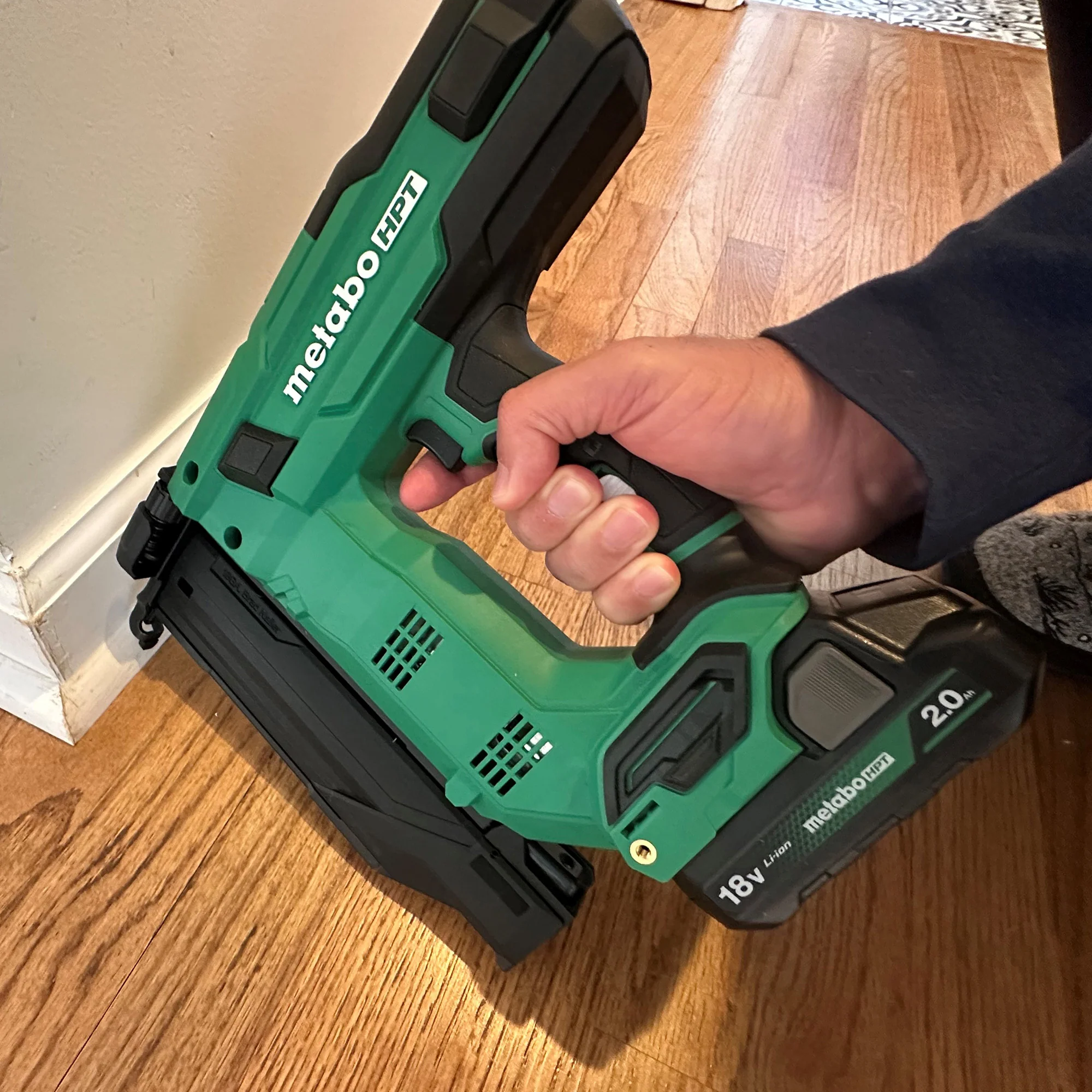 Metabo HPT NT1850DGM, 18V MULTIVOLT™ 18 GAUGE COMPACT BRAD NAILER (1 x 2.0Ah) - Image 9