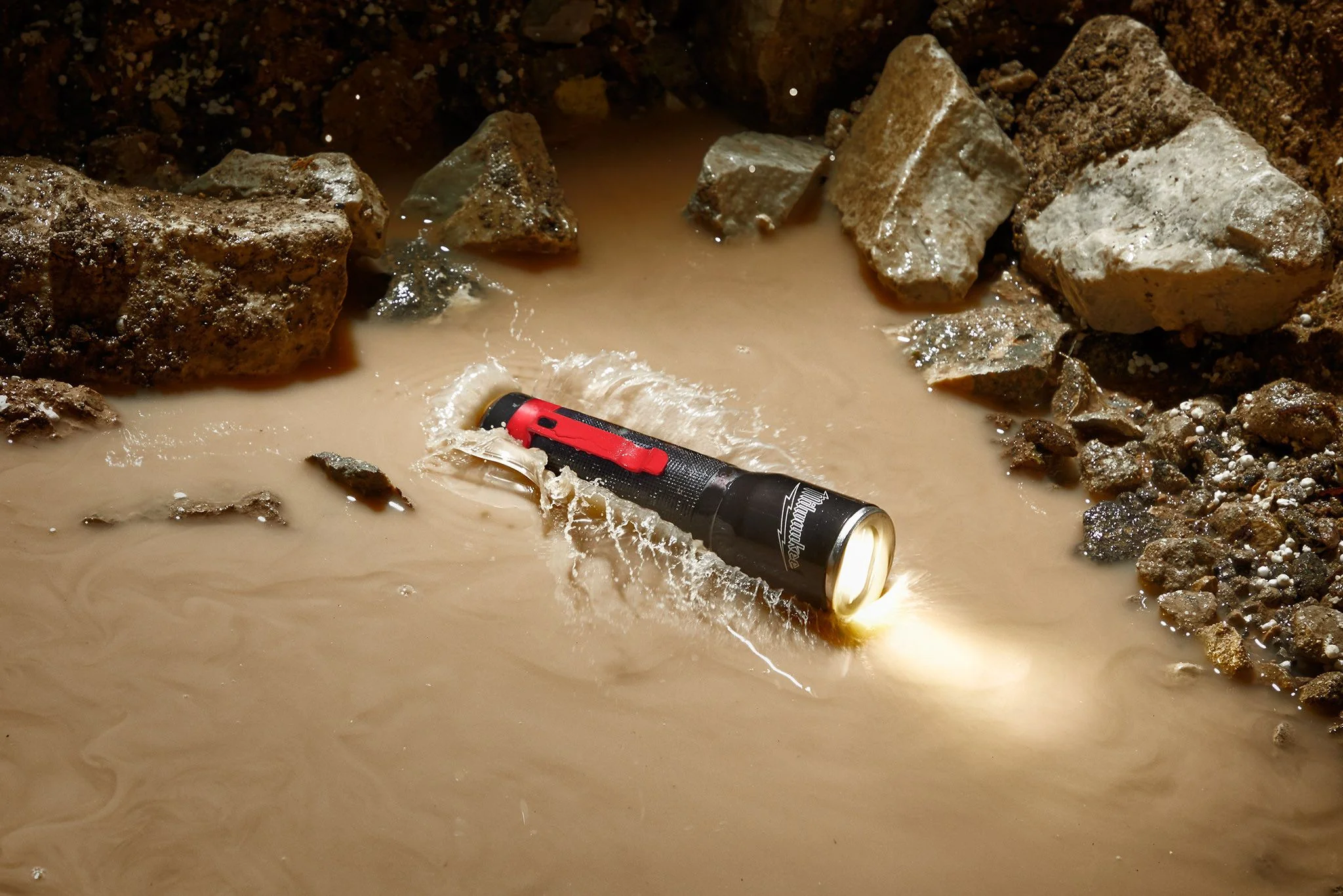 Milwaukee 2107, 325L Focusing Flashlight - Image 2