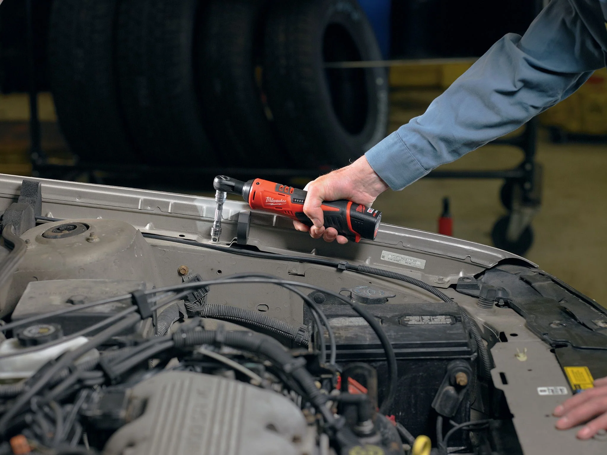 Milwaukee 2457-21, M12 Cordless 3/8" Ratchet Kit - Image 3