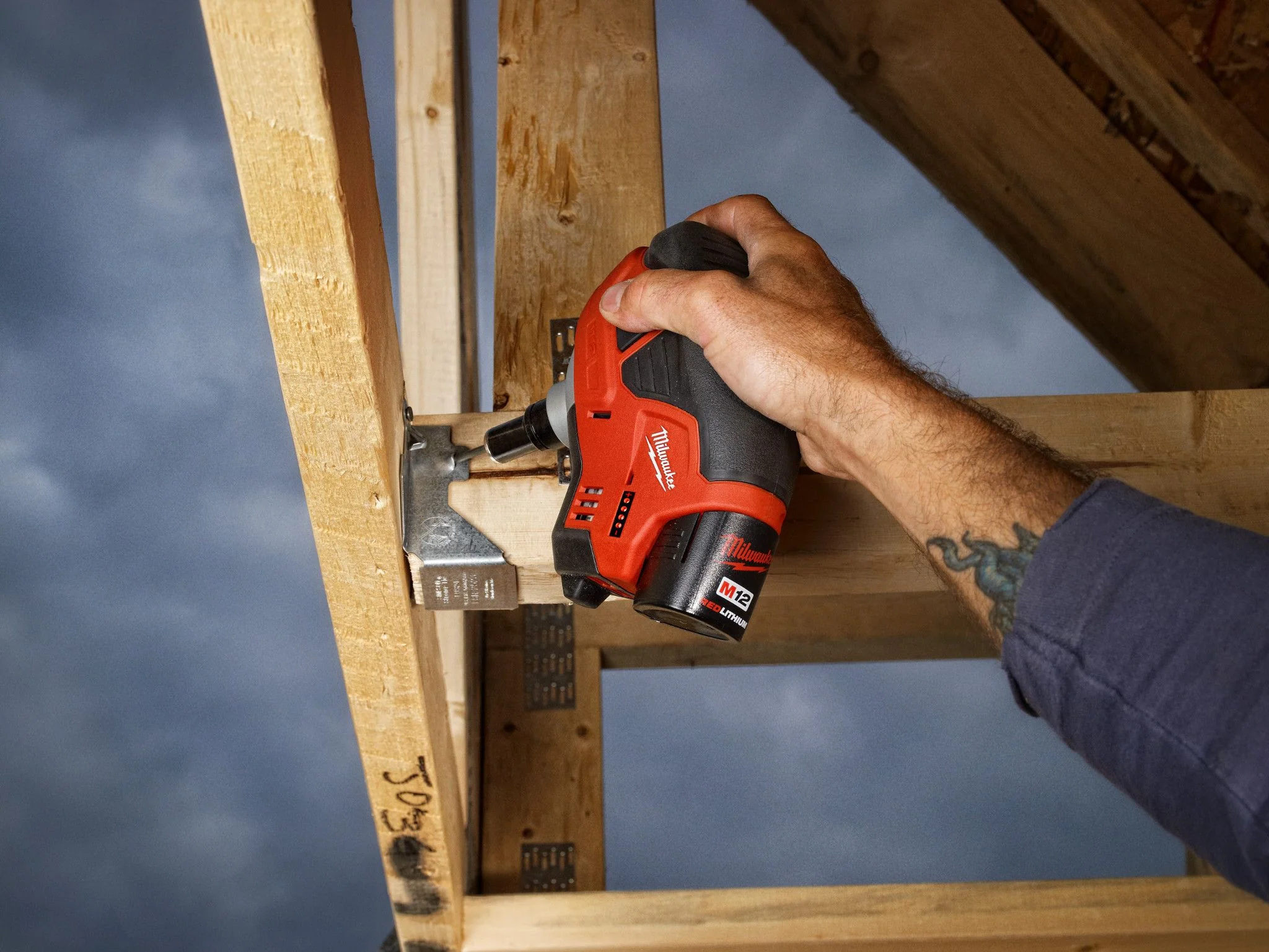 Milwaukee 2458-21, M12 Palm Nailer Kit - Image 3