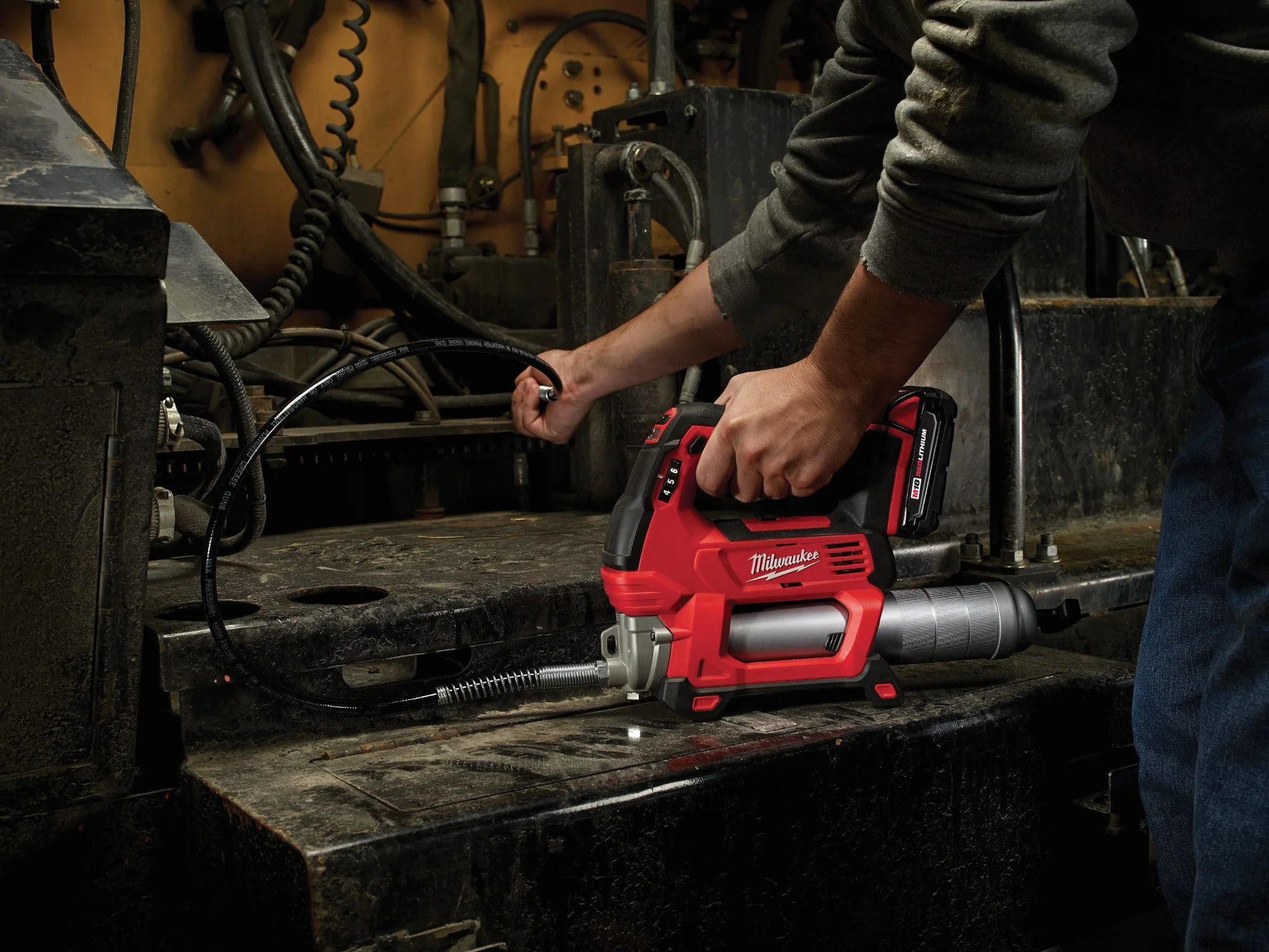 Milwaukee 2646-21CT, M18 2-Speed Grease Gun Kit (1 Batt) - Image 3