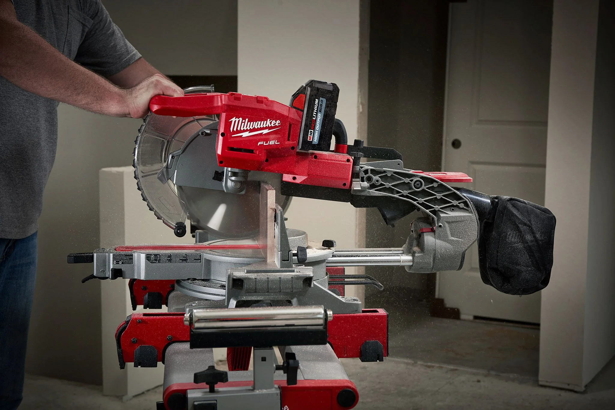 Milwaukee 2734-21, M18 FUEL 10" Dual Bevel Sliding Compound Miter Saw Kit (8.0 Ah) - Image 3
