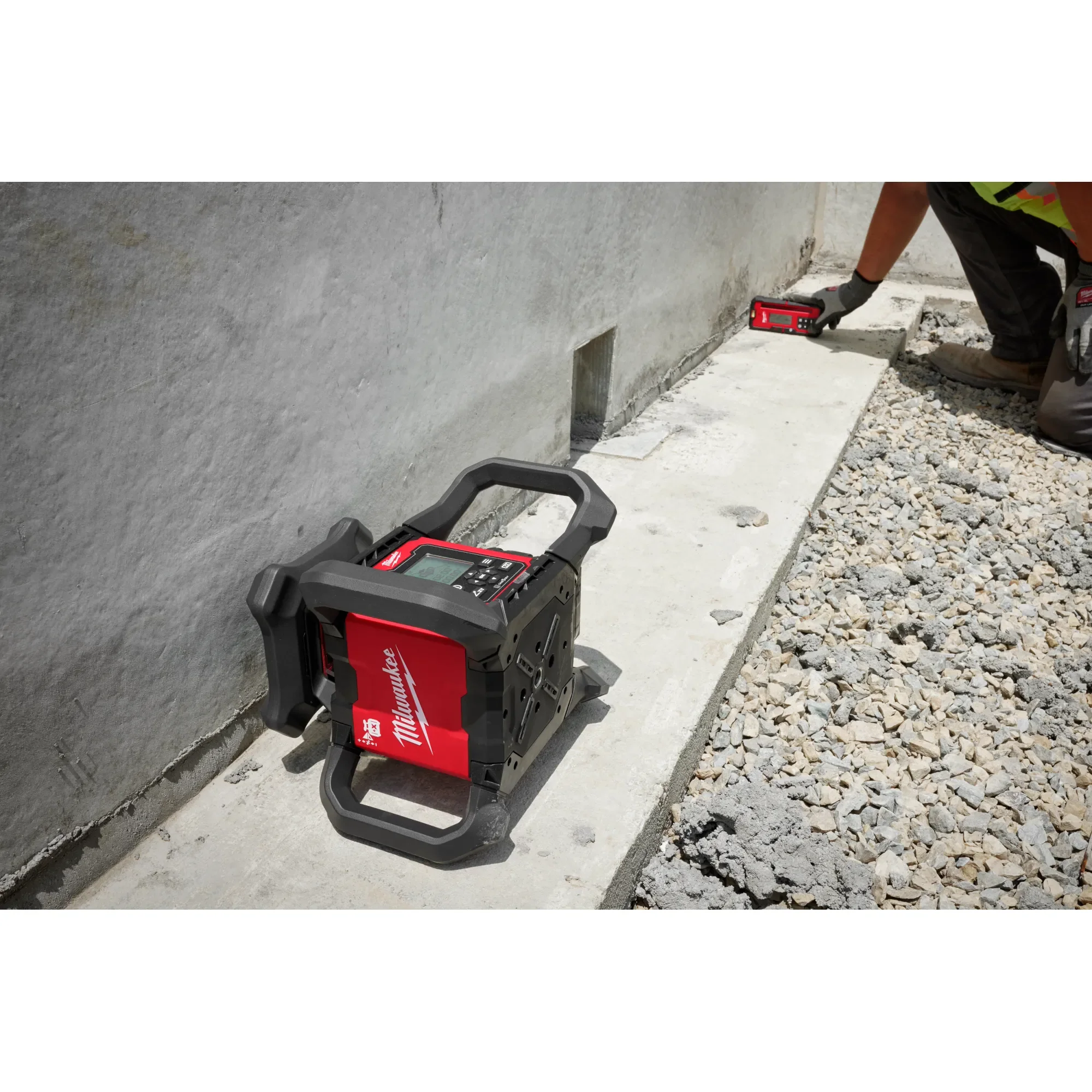 Milwaukee 3704-21T, M18™ Red Exterior Dual Slope Rotary Laser Level Kit w/ Receiver, Remote, Grade Rod & Tripod - Image 6