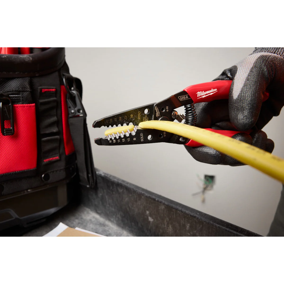 Milwaukee MT702, 8-20 AWG Dipped Grip Wire Stripper & Cutter (USA) - Image 9